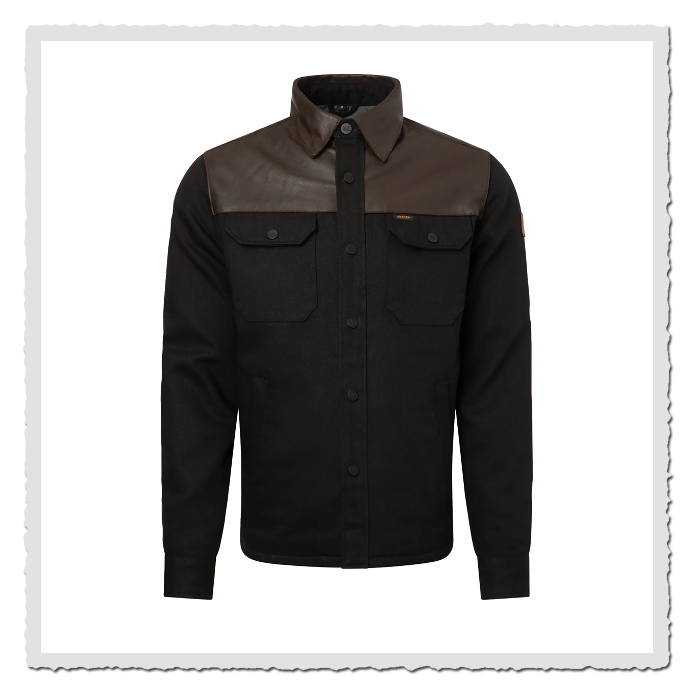 Studioaufnahme vorn: schwarzes Rider Shirt mit dunkler Schulterpasse, sauber freigestellt auf Weiß.